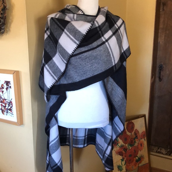 WOOLRICH Size OSFA Poncho Wrap - Blanket wrap PLAID Gray & Black $118 NEW - Picture 4 of 16